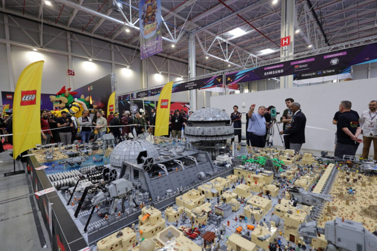 Romanians Set World Record for Most Giant Star Wars Diorama from Lego Pieces